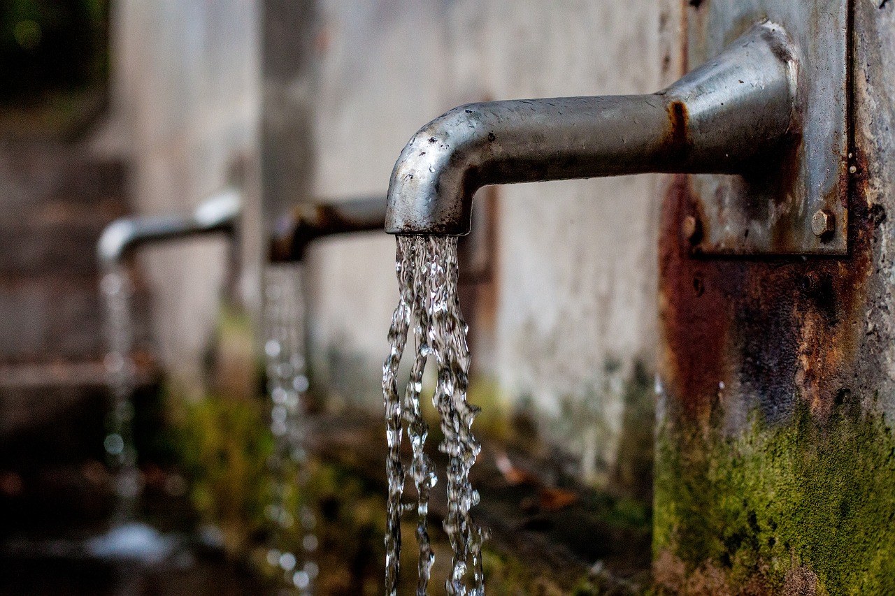 A picture of water faucets
