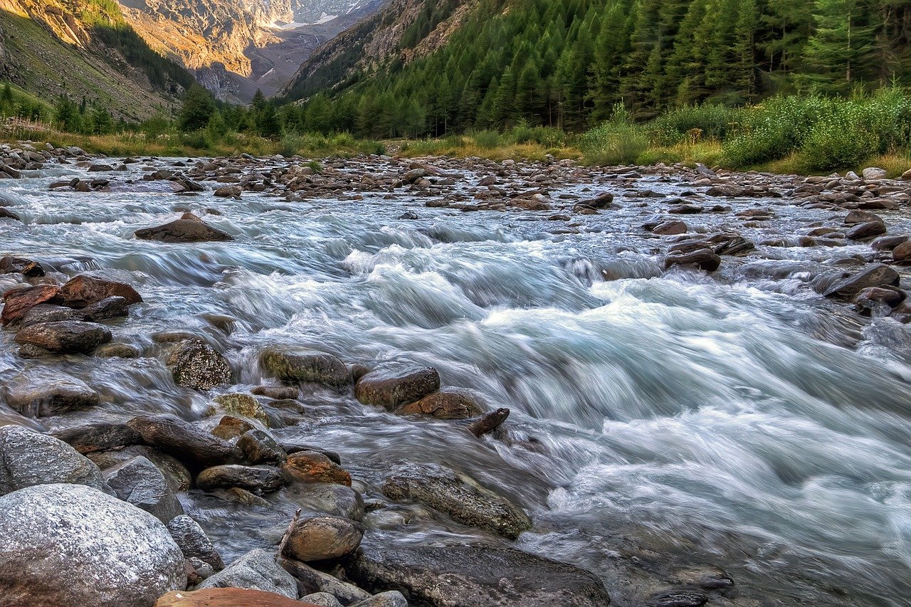 The Western Governors Association adopted two resolutions emphasizing state primacy in water management and the need for federal support in water infrastructure and quality initiatives.