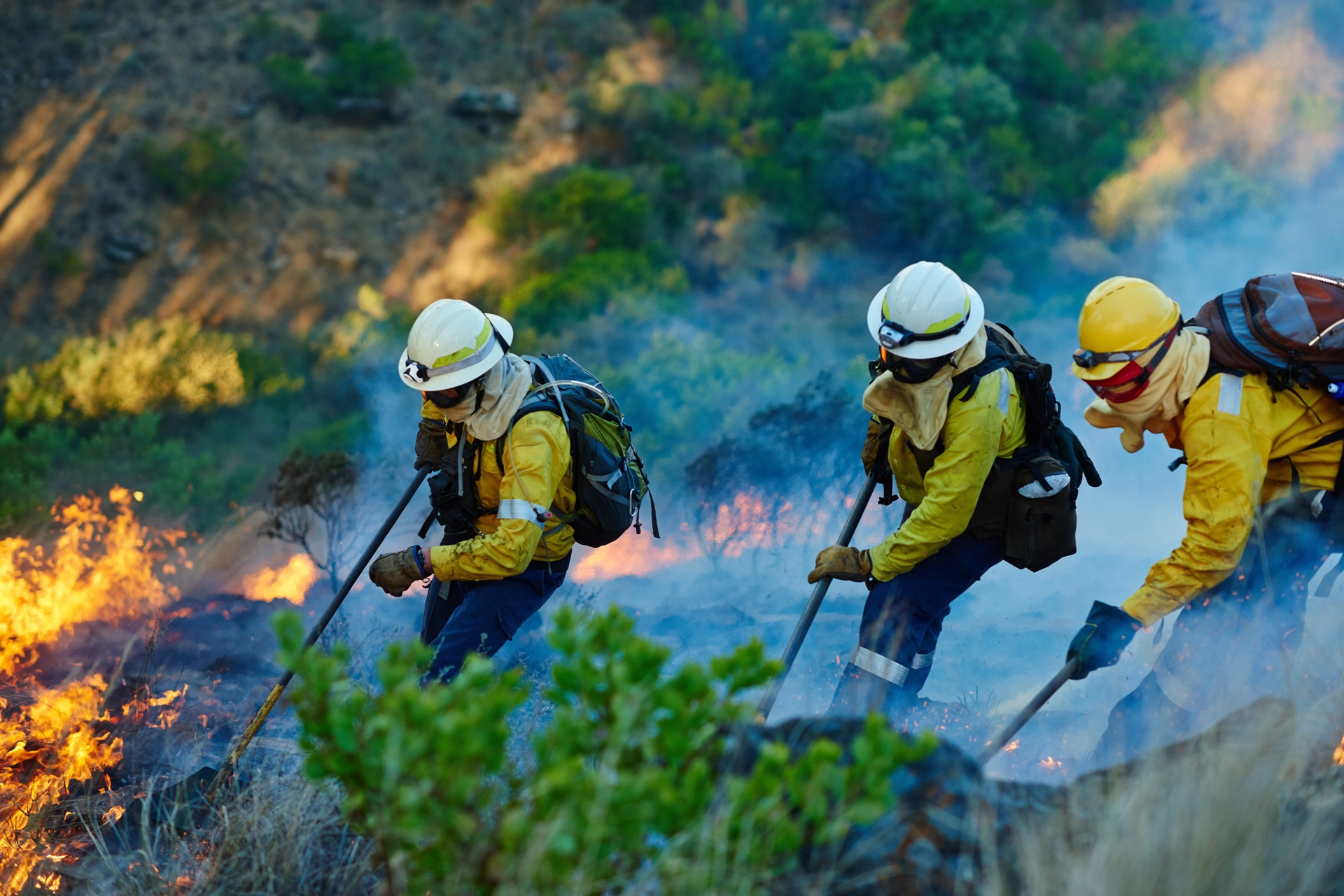 Firefights battle wildfire