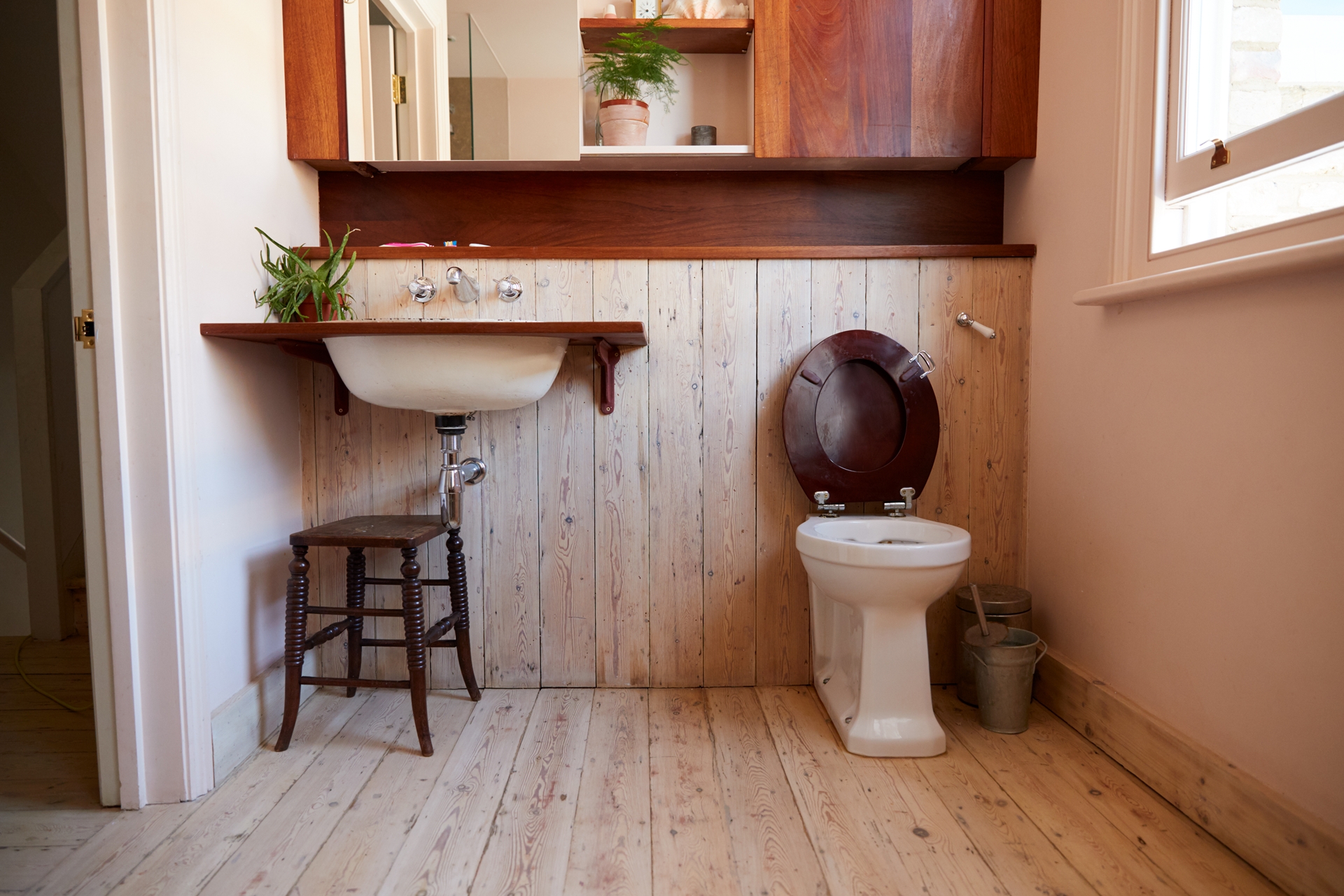 A vintage bathroom